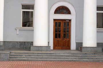 Вход в здание.