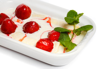 Strawberry and mint with sauce