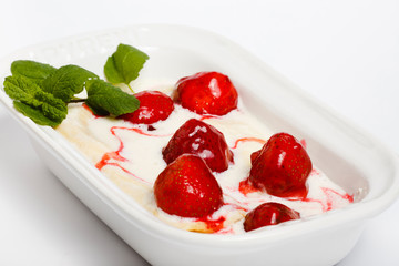 Strawberry dessert with sour cream