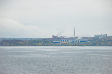 Fototapeta premium промышленные здания на противоположном берегу реки