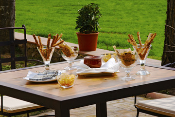 mesa en exterior con comidaSONY DSC