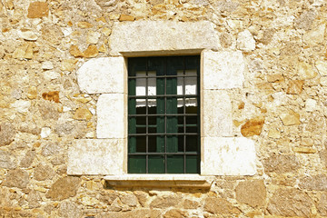 Fototapeta na wymiar ventana antigua de piedra con rejas y cristalesSONY DSC