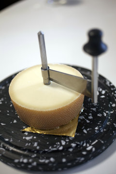 Svizzera,, Bellelay, il formaggio  Tete de Moine