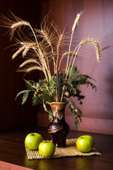 Still life vase and apples
