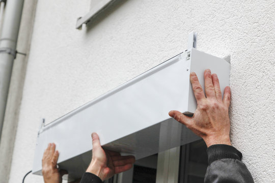 Montage von einem Vorbaurollladen mit F&uuml;hrungsschienen - In die Laibung setzen