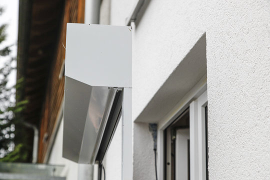 Montage von einem Vorbaurollladen mit F&uuml;hrungsschienen - In die Laibung