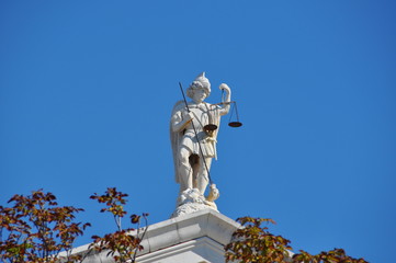 Статуя правосудия