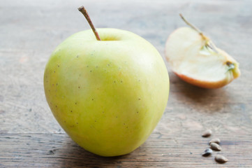 pomme jaune sur table en bois