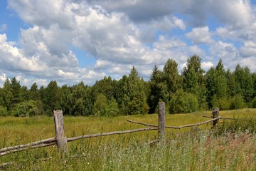 Fototapeta premium Сельский пейзаж с покосившейся изгородью