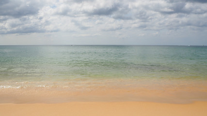 Fototapeta premium Letnie zdjęcie plaży morze fala piasek niebo i chmury na tropikalnym morzu. Plaża Kata, wyspa Phuket, Tajlandia
