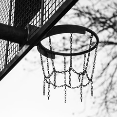 Obraz premium Basket made of chains for basketball playing