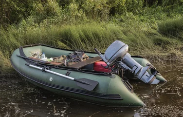 Tuinposter Opblaasboot met motor © Vladimir Konjushenko