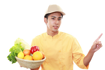 果物と野菜を持つ笑顔の男性