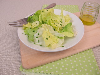 Basilikumsprossen auf grünem Salat und Olivenöl