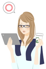 カフェタイムの笑顔の女性　タブレット使用　マル