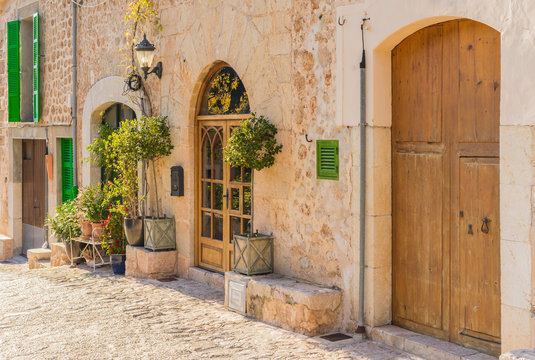 Flowery decorated entrance of an mediterranean house