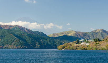 Fototapeta na wymiar Lake Hakone The leaves begin to change color