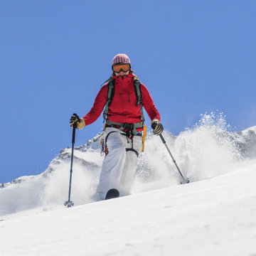 herrlich skifahren an einem sonnigen Wintertag