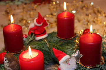 Adventskranz mit vier brennenden Kerzen
