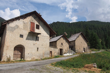 Fototapeta na wymiar Chalets du Hameau des Ayes - Hautes-Alpes