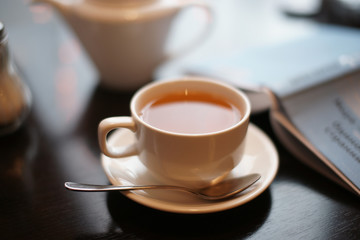  Чашка чая и книга на столе
