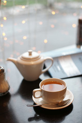  Чашка чая и книга на столе
