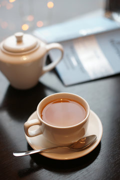  Чашка чая и книга на столе
