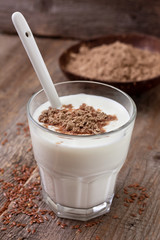   yogurt with crushed flax seeds