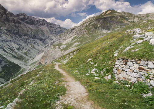 Gebirge der Bocchetta di Forcola, Ortler-Massiv mit Wanderweg nach Bormio
