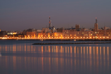 Fototapeta premium Bari con il suo lungomare illuminato 