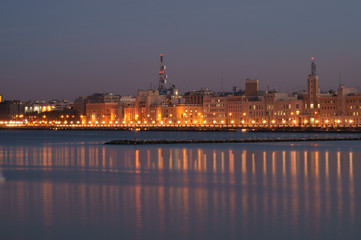 Obraz premium Bari con il suo lungomare illuminato 