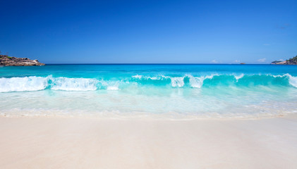 Wellen am Strand - Seychelleninsel