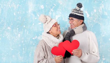 verliebte Senioren im Winter