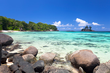 exotischer Strand auf den Seychellen