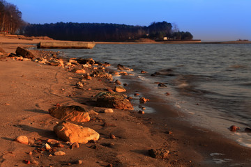 Kamienisty brzeg jeziora, o zachodzie słońca. © Stanisław Błachowicz