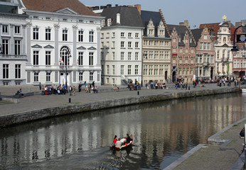 Fototapeta na wymiar Gand, canal dans la cité médiévale, Belgique