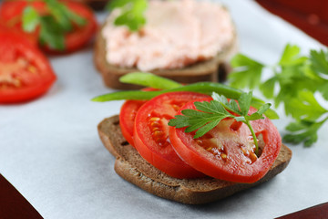 sandwich bread tomato sauce green healthy vegetables