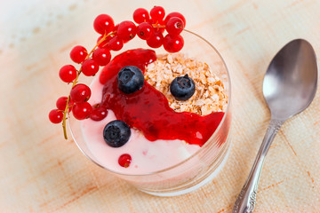 Oatmeal with yogurt, strawberries and red currant