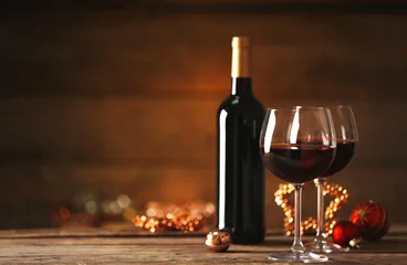 Poster Vin Vin rouge et ornements de Noël sur table en bois sur fond de bois