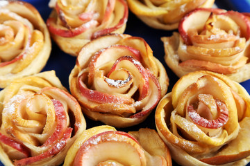 Obraz na płótnie Canvas Fresh puff pastry with apple shaped roses
