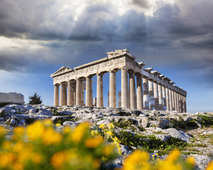 Fototapety  Świątynia Partenonu z wiosennymi kwiatami na Akropolu w Atenach, Grecja