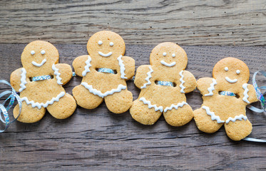 Gingerbread men garland