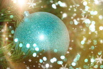 stimmungsvolle Lichter, Kugeln und Bokeh im festlichen Weihnachtsbaum