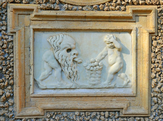 bassorilievo rinascimentale in marmo con figure di putti