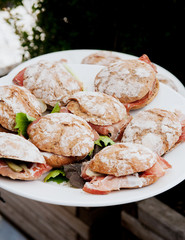 Belegte Vollkorn Brötchen mit Schinken und Gurken