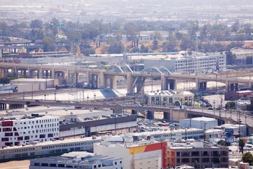 Schilderijen op glas Los Angeles River with cityscape view during day  © Sergey Novikov