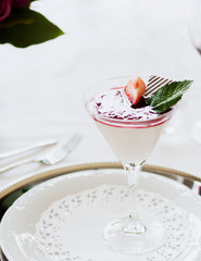 Erdbeer-Joghurt Partfait mit Minze