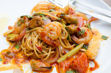 tom yum spaghetti, thai food