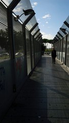 Obraz premium camminare sul ponte