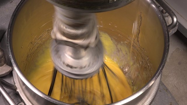 Preparation of a Yule log, pear and praline